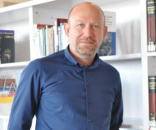 TATİLİ SEVİYOR, MASRAFTAN KAÇIYORUZ...